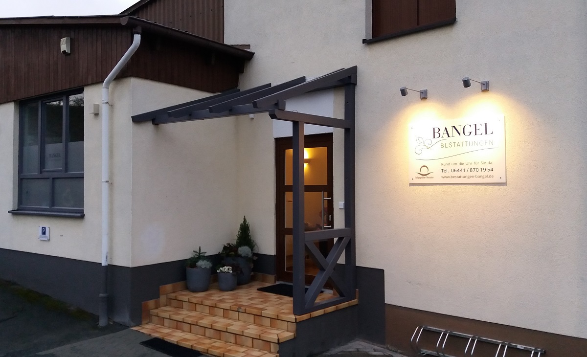 Eingang des Bestattungshauses in Hüttenberg-Volpertshausen